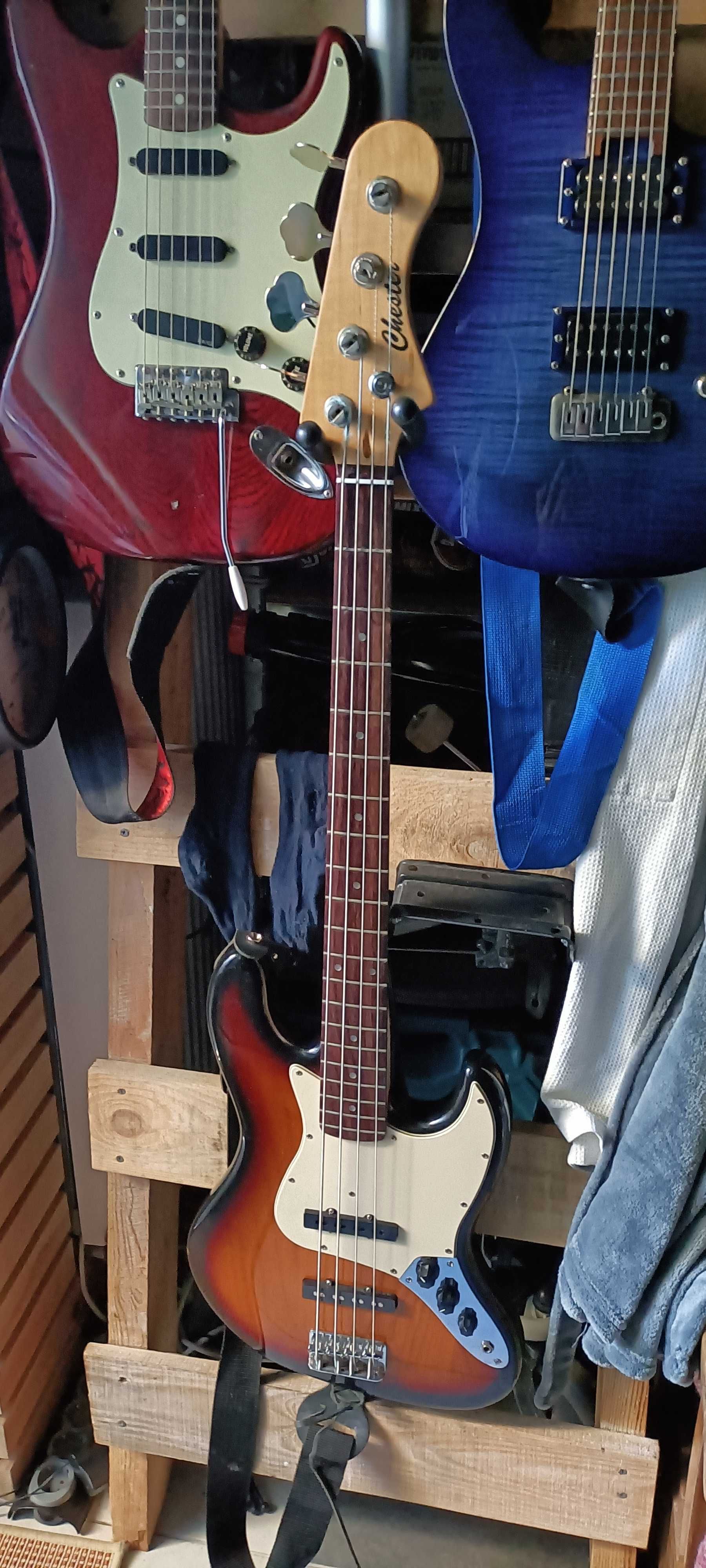 Басс гітара Chester Jazz Bass с чохлом, відмінний стан.