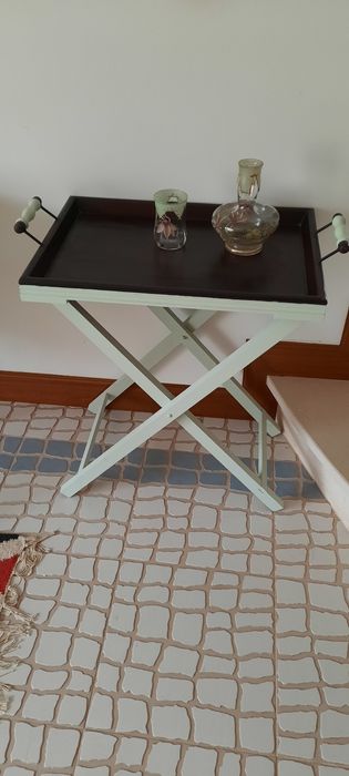 Suporte com tabuleiro amovível em madeira