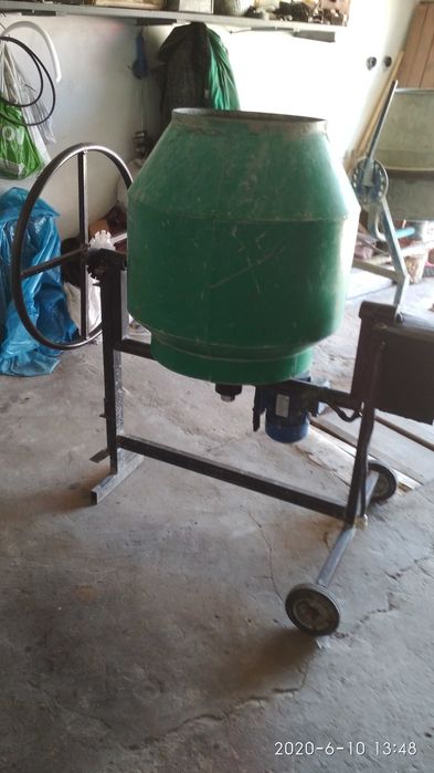 Бетономешалка (бетономішалка, бетонозмішувач)