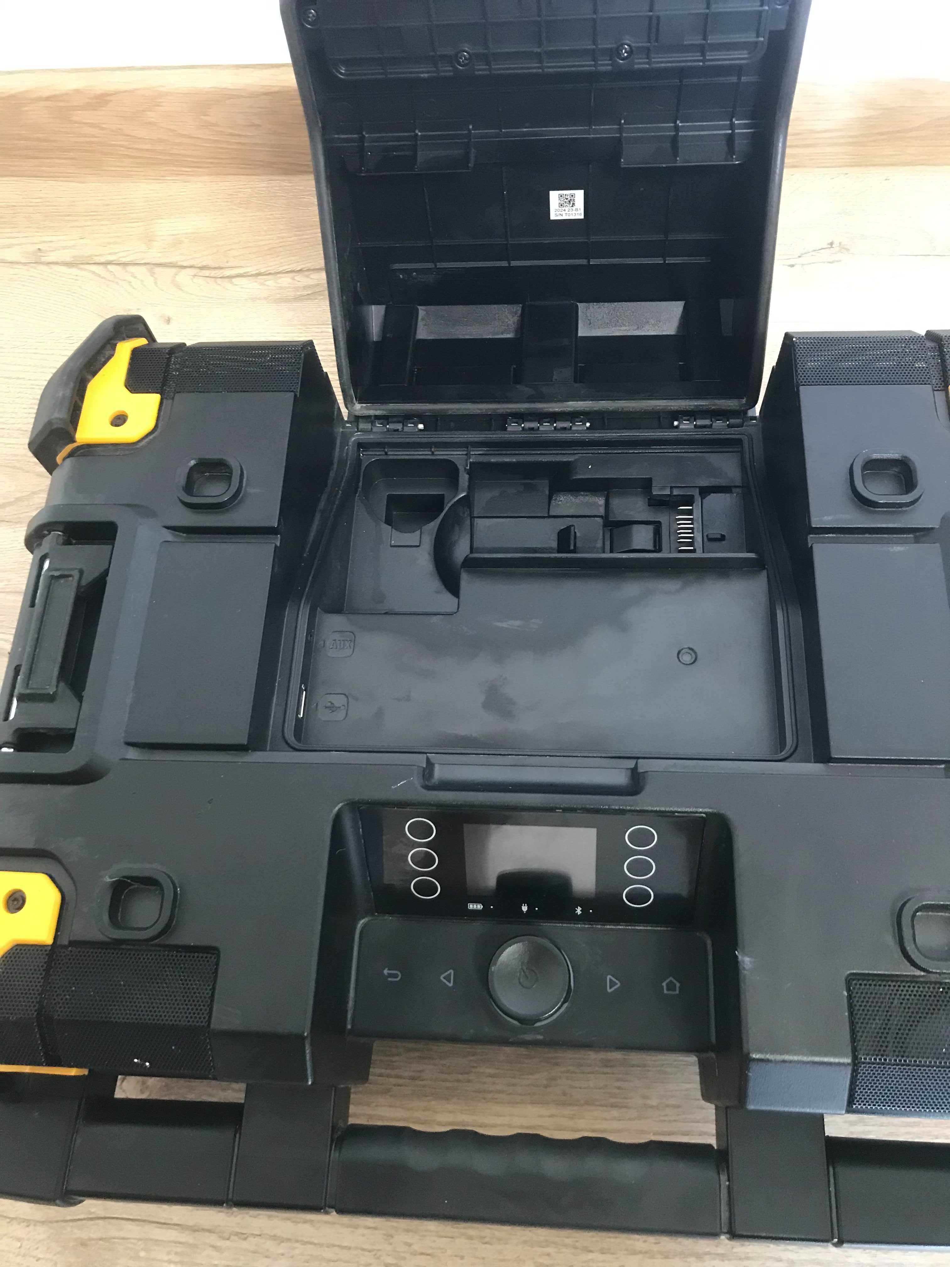 Радіоприймач-зарядний пристрій DeWALT DWST1-81079 GB з Англії