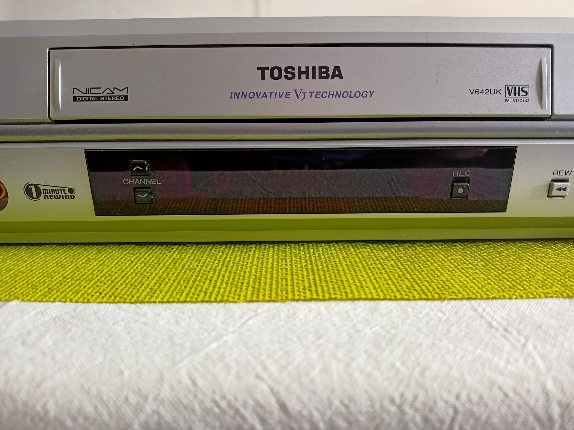 Odtwarzacz VHS - TOSHIBA ( uszkodzony )
