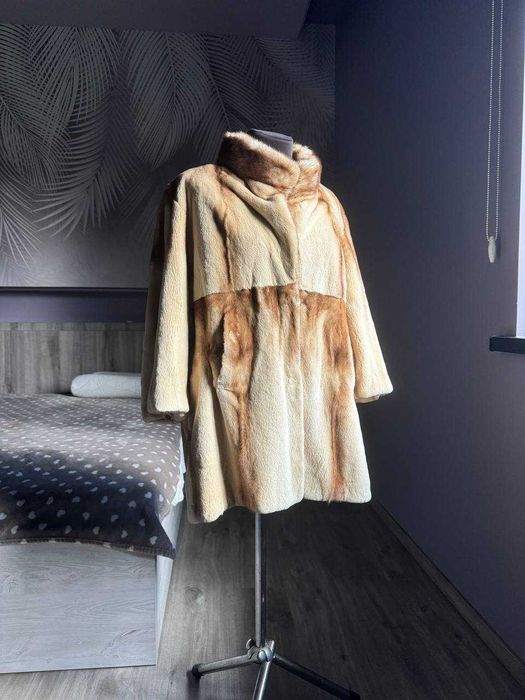 Шуба тілесного кольору