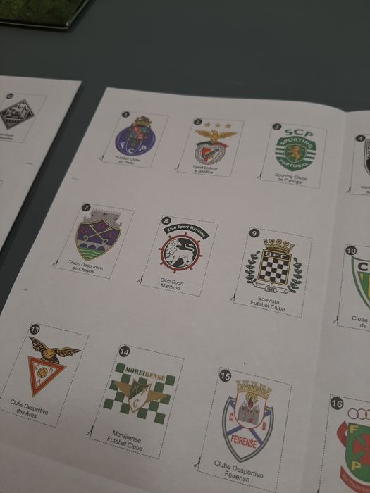 Caderneta pirata rara de emblemas