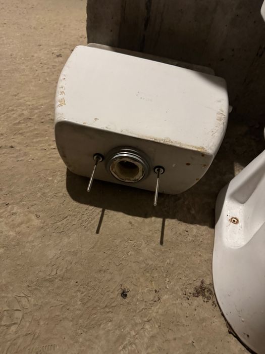 Продам унітаз з бачком,можна для робочих; під час ремонту.