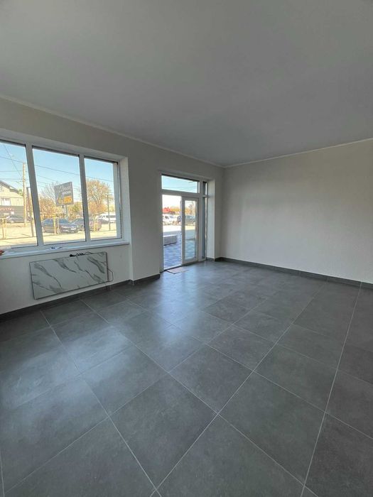 Продаж комерційного приміщення по вул. Надрічна