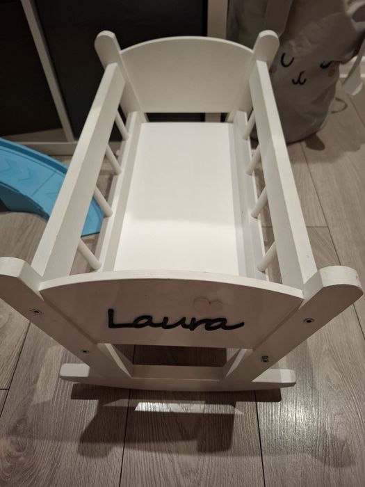Kołyska z imieniem Laura do zabawy