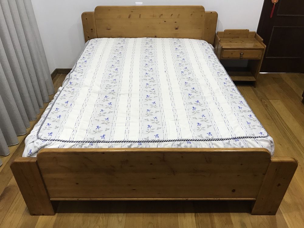 Cama + 2 mesinhas de cabeceira + Cómoda em Pinho Natural