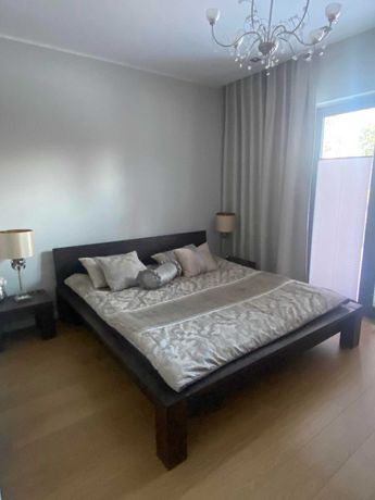 Drewniane łóżko sypialniane 220x200 ze stoliczkami