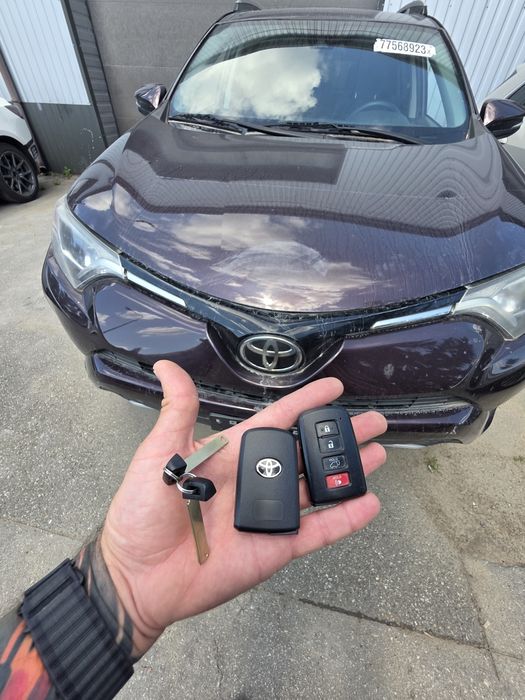 Програмування ключів Toyota RAV4 Venza Highlander Sequoia