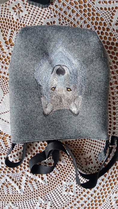 Modna jesienno-zimowa torebka filcowa haftowany wilk szara rękodzieło
