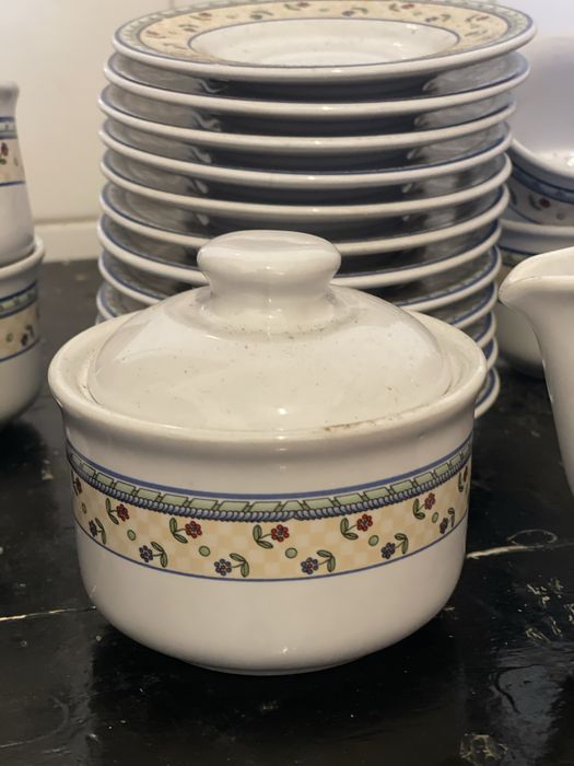 Conjunto de chávenas e pires de cerâmica