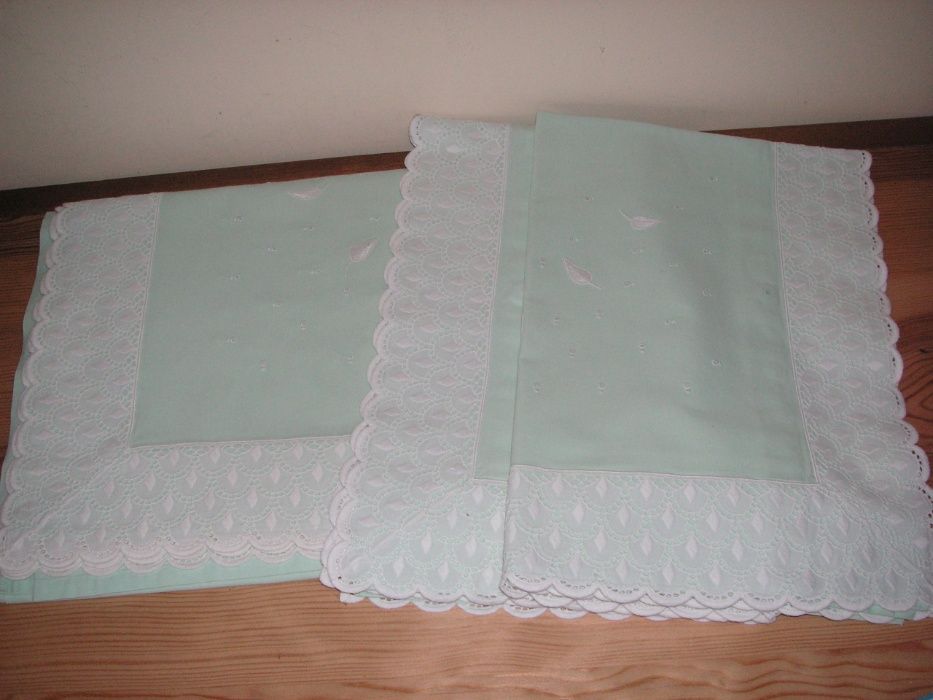 Lençóis Verde Claro Bordado à Mão em Branco (Conjunto)