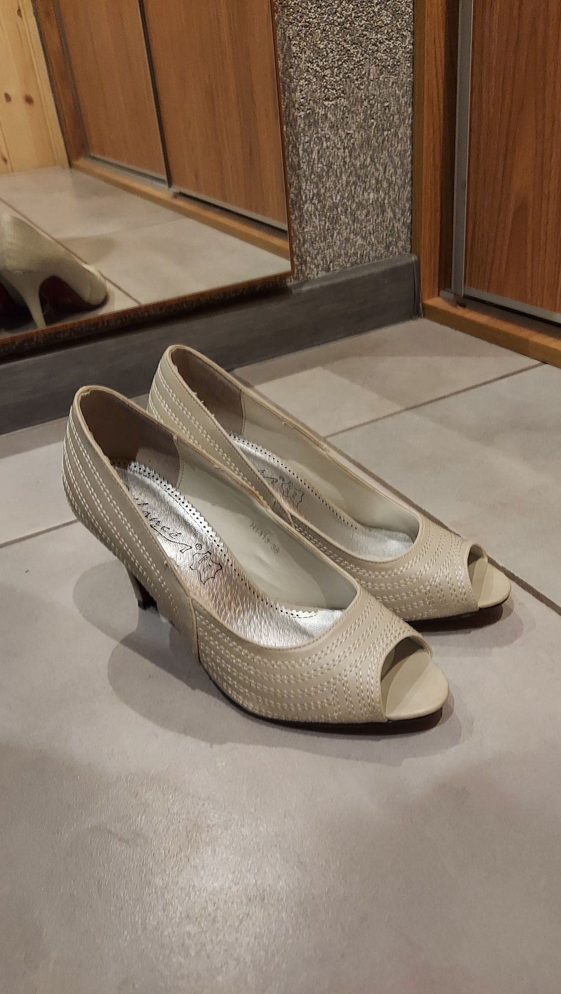 Buty srebrne na obcasie (szare) 38 r. Z otwartym czubkiem