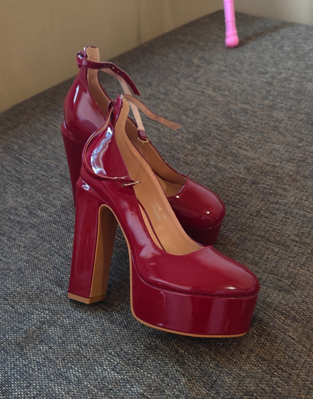 Nowe buty na słupku i platformie