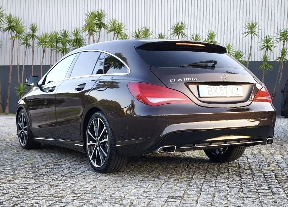 Mercedes CLA 180 D Ano 2015 ( Versao Pack Night )