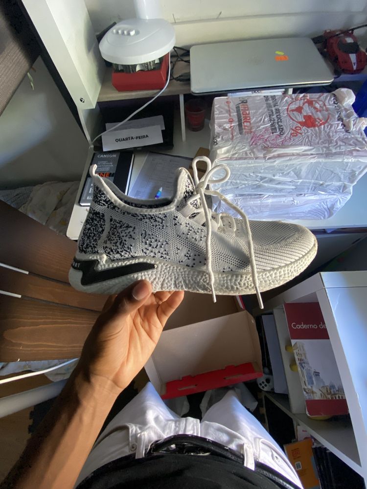 Tenis de corrida preto e branco