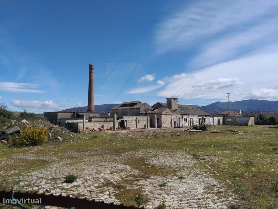 Terreno Industrial com Armazéns em Valença
