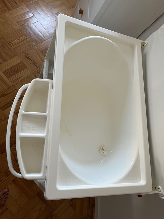 Muda fraldas móvel c/banheira Trama + Cadeira de papa IKEA c/tabuleiro