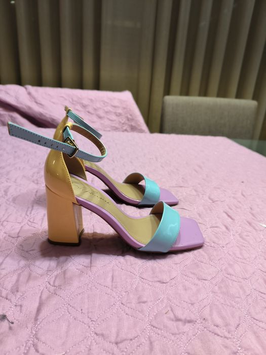 Sandálias salto alto
