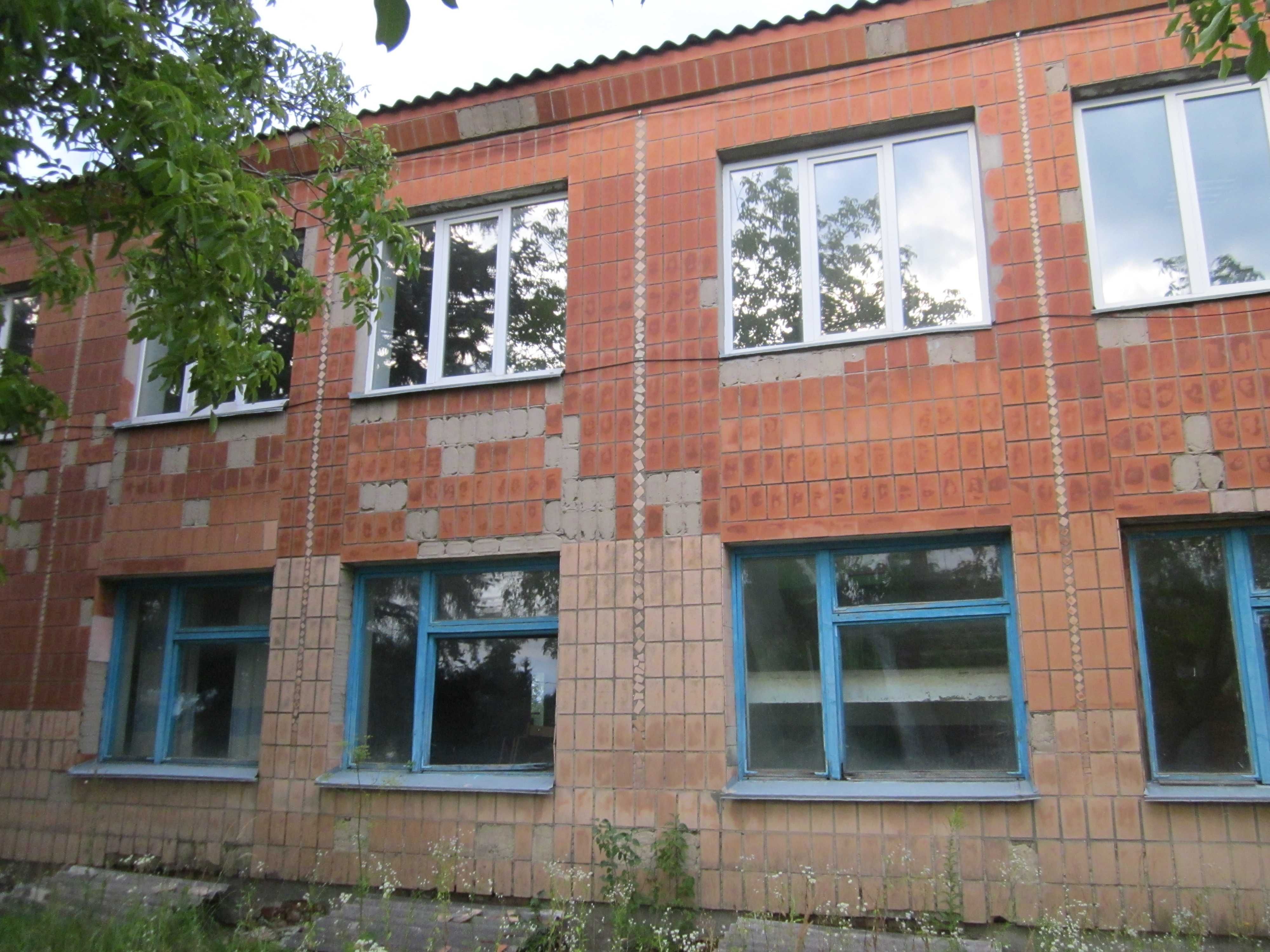 здам вир.-адмін  приміщення від 100 до 1018кв .м ( 50 км  від Рівне)