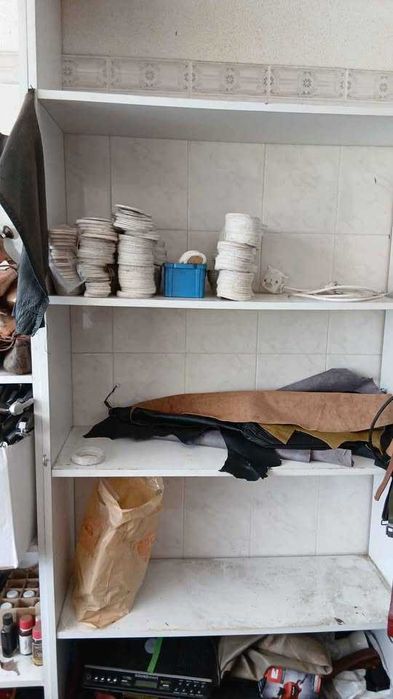 Vende-se ferramentas  e formas de sapateiro e maquinas de costura