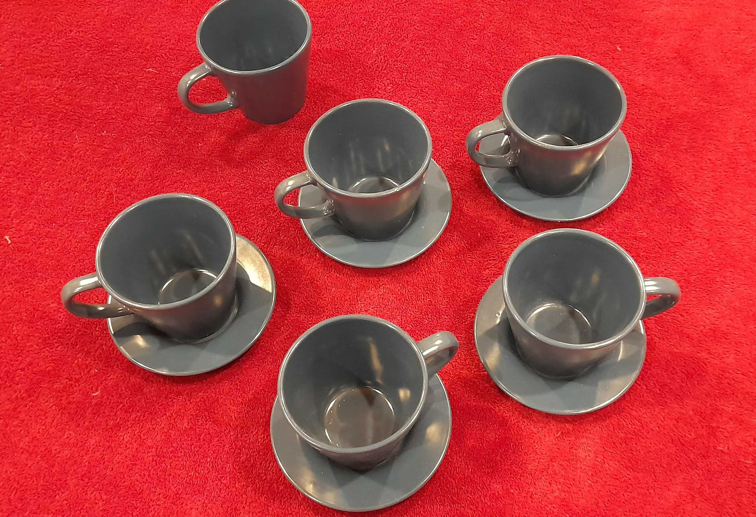 Pięć kubków do espresso wraz z podstawkami kolor niebieski