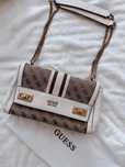 Mala de mão e tiracolo Guess.