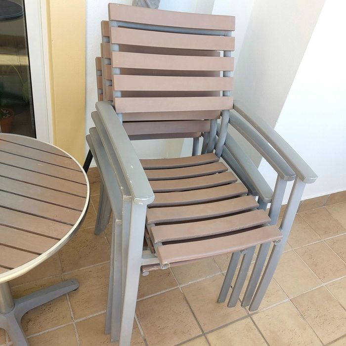 Mesa e 4 cadeiras de exterior em alumínio e madeira