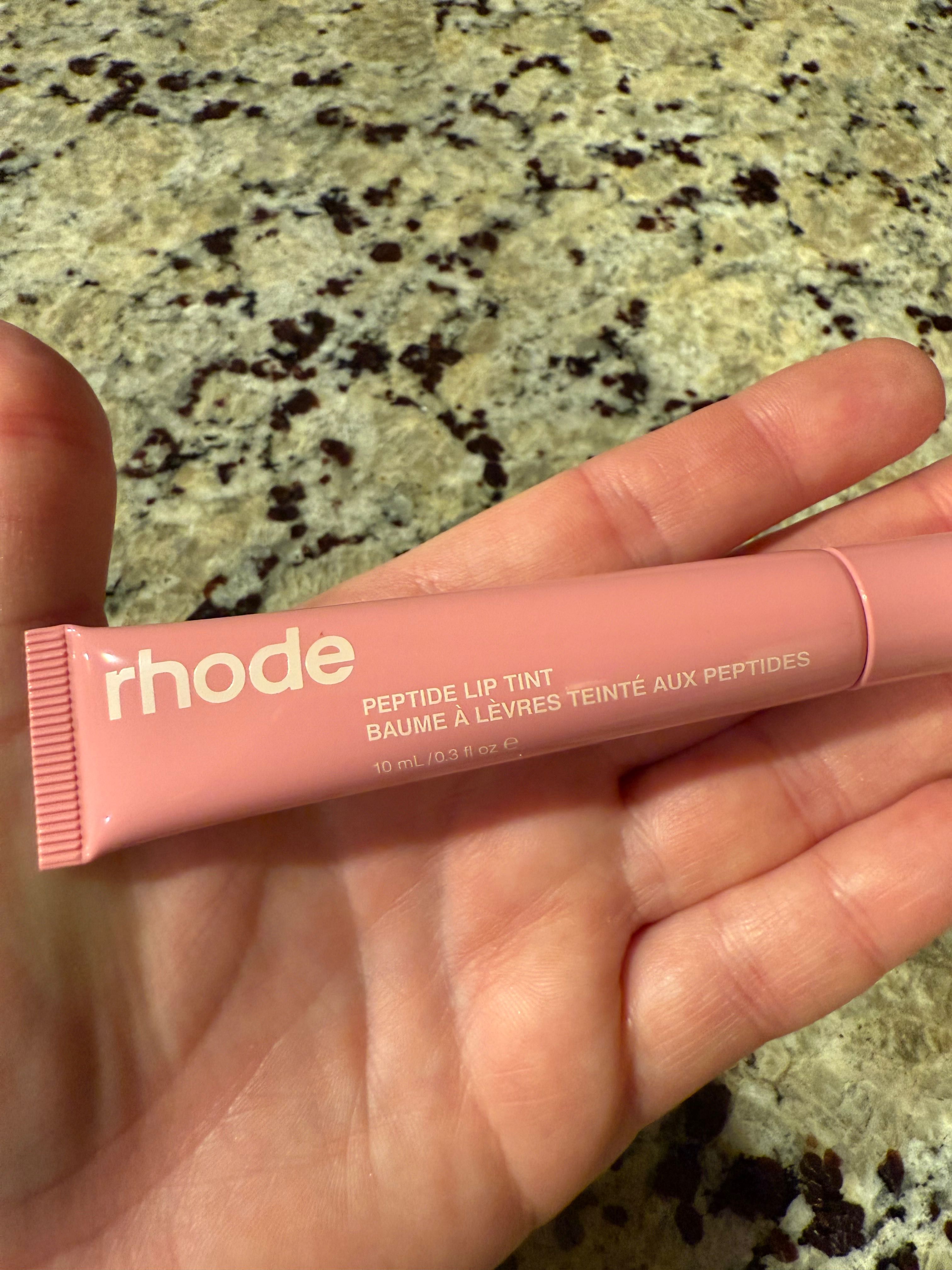 Błyszczyk Peptide Lip Tint / Peptide Lip Treatment firmy RHODE