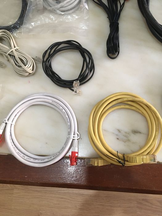 Vários  cabos/ADMI/Scart/Dado/Telefone