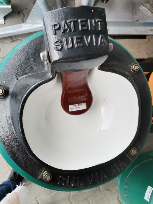 Poidło podgrzewane dla bydła, koni z językiem  firmy Suevia Model 41A