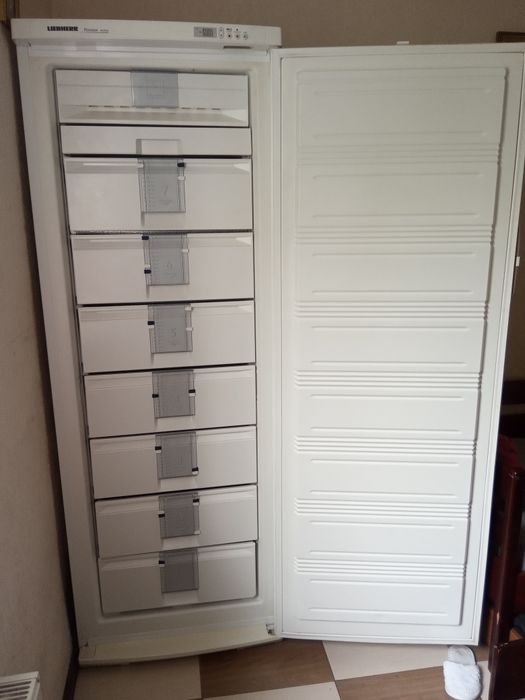 Морозильна шафа на 7 шухляд з сухою заморозкою