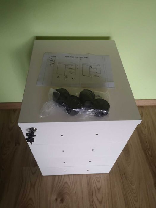 Biały kontenerek na klucz biała komoda szafka pod biurko