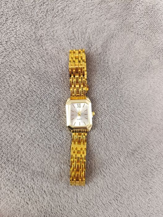Złoty zegarek damski z kwadratową tarczą białą
