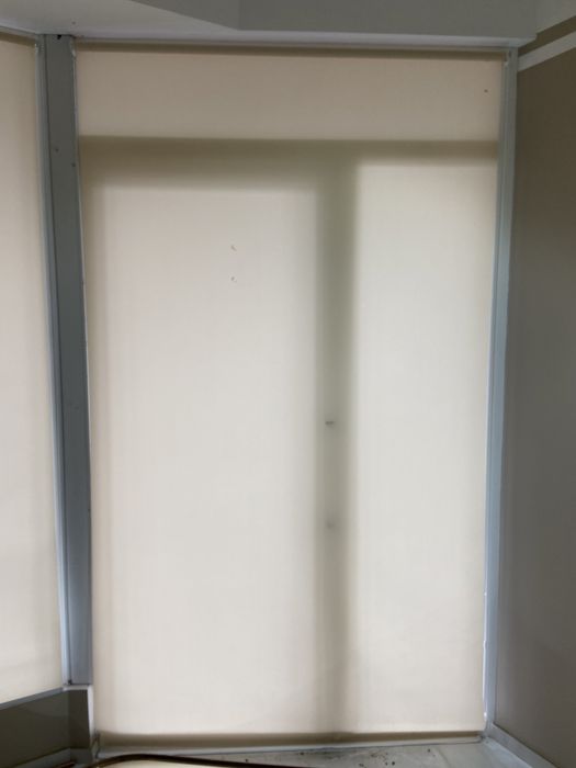 Рулонные бежевые шторы