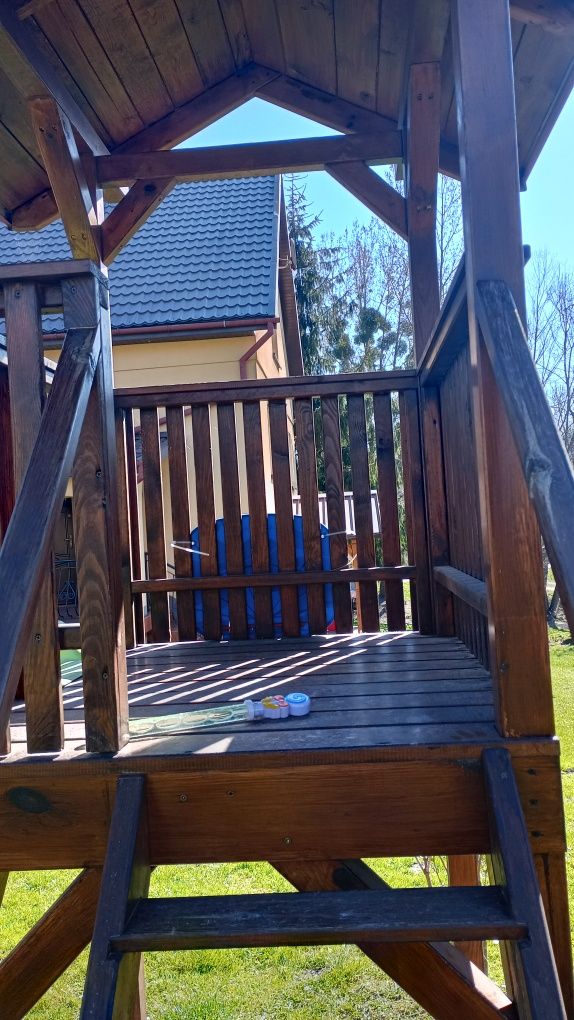Domek ze zjeżdżalnią dla dziecka