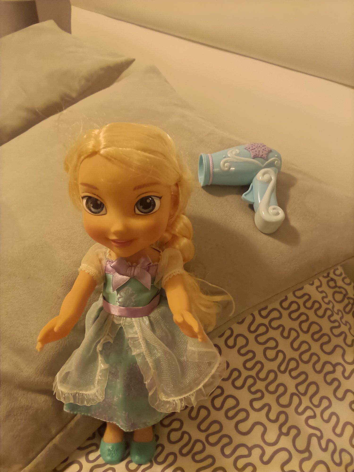 Boneca Elsa da Frozen / como nova.