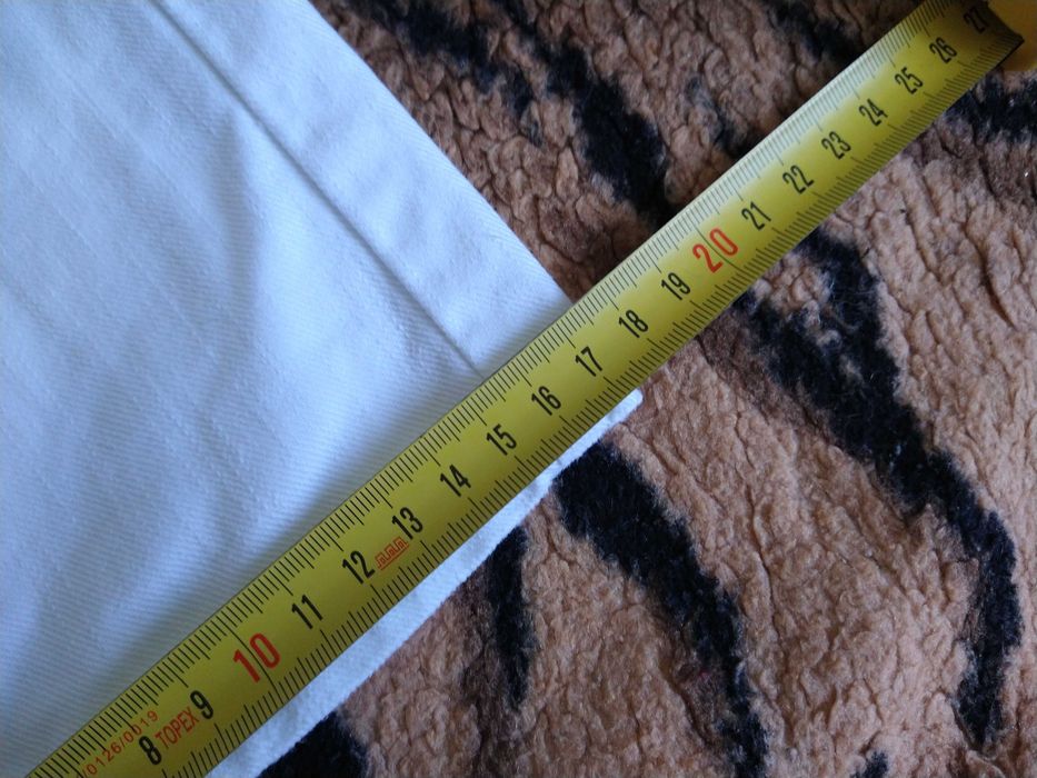 Białe męskie spodnie włoskiej firmy RAEA