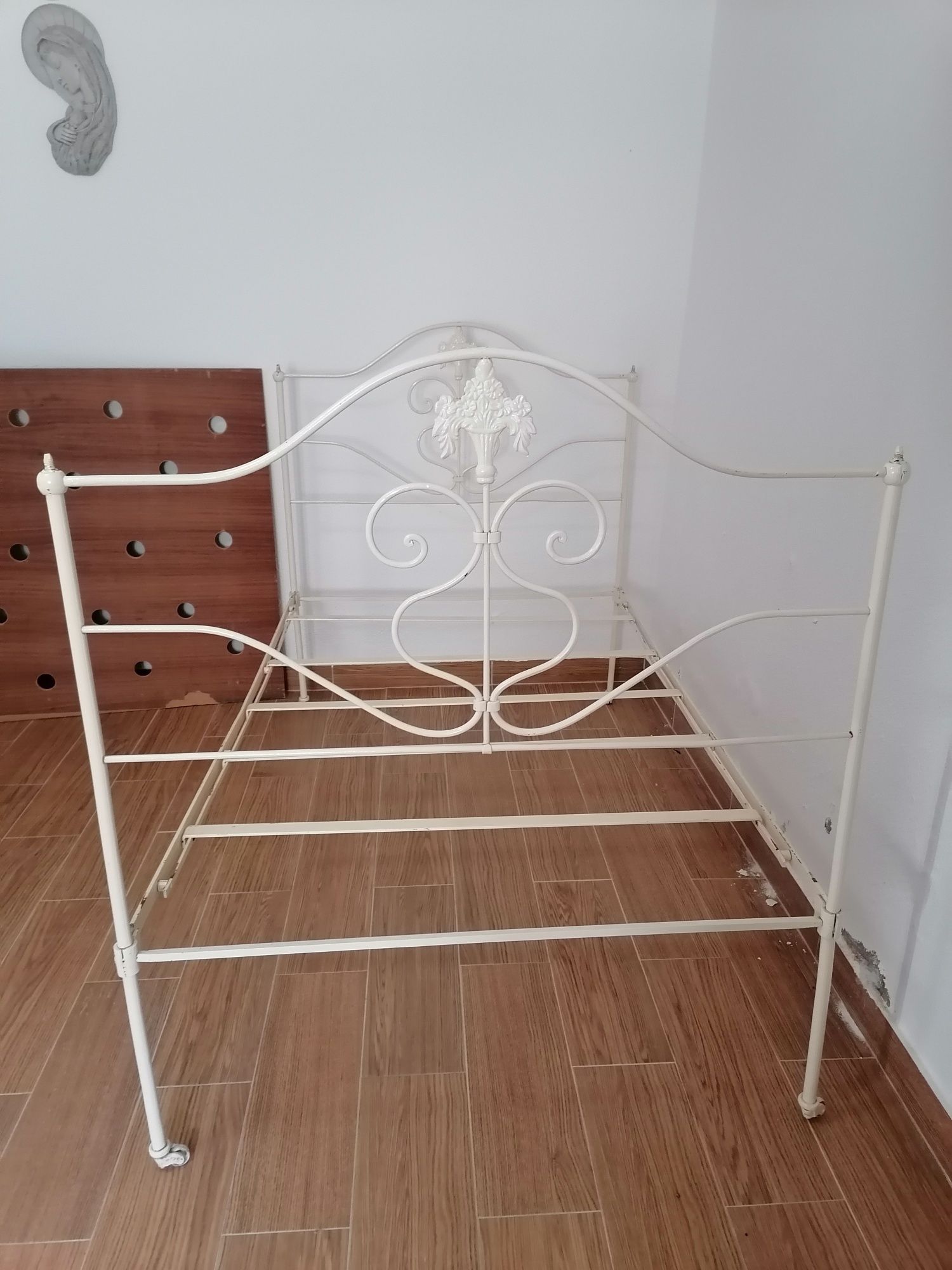 Cama de ferro antiga