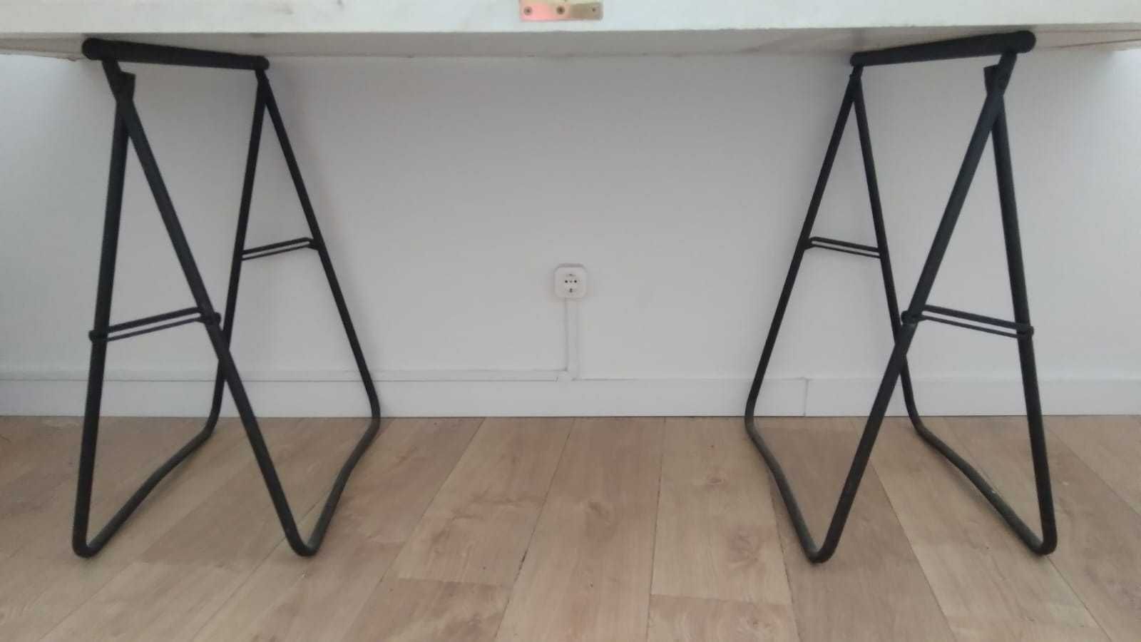Cavaletes de mesa finos branco e preto