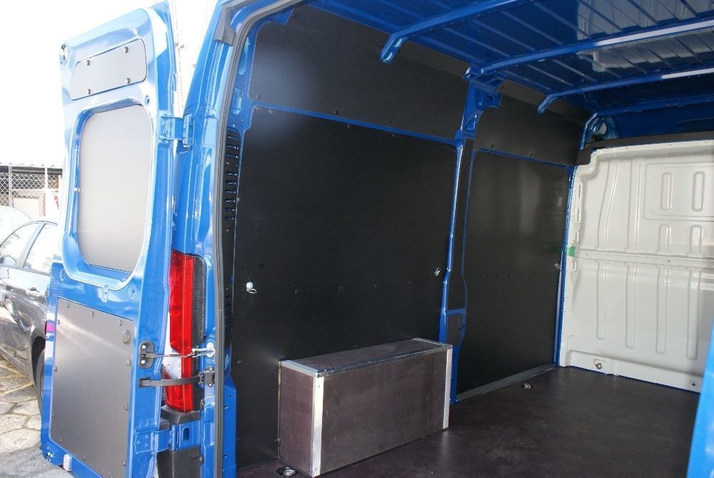 Lekka zabudowa busa z szarego plastiku do samochodu VW Crafter L4H2