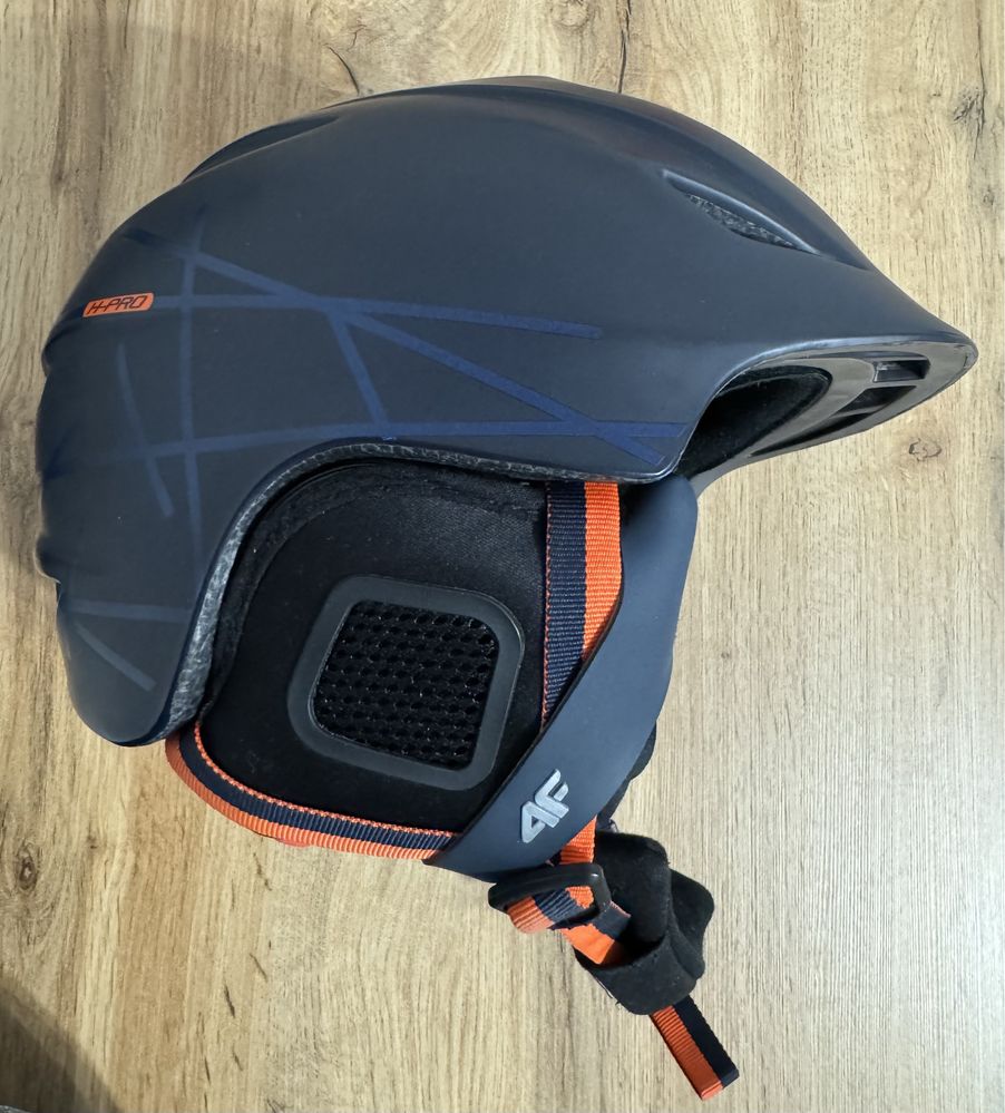 Kask narciarski 4F (M 57-58) + gogle