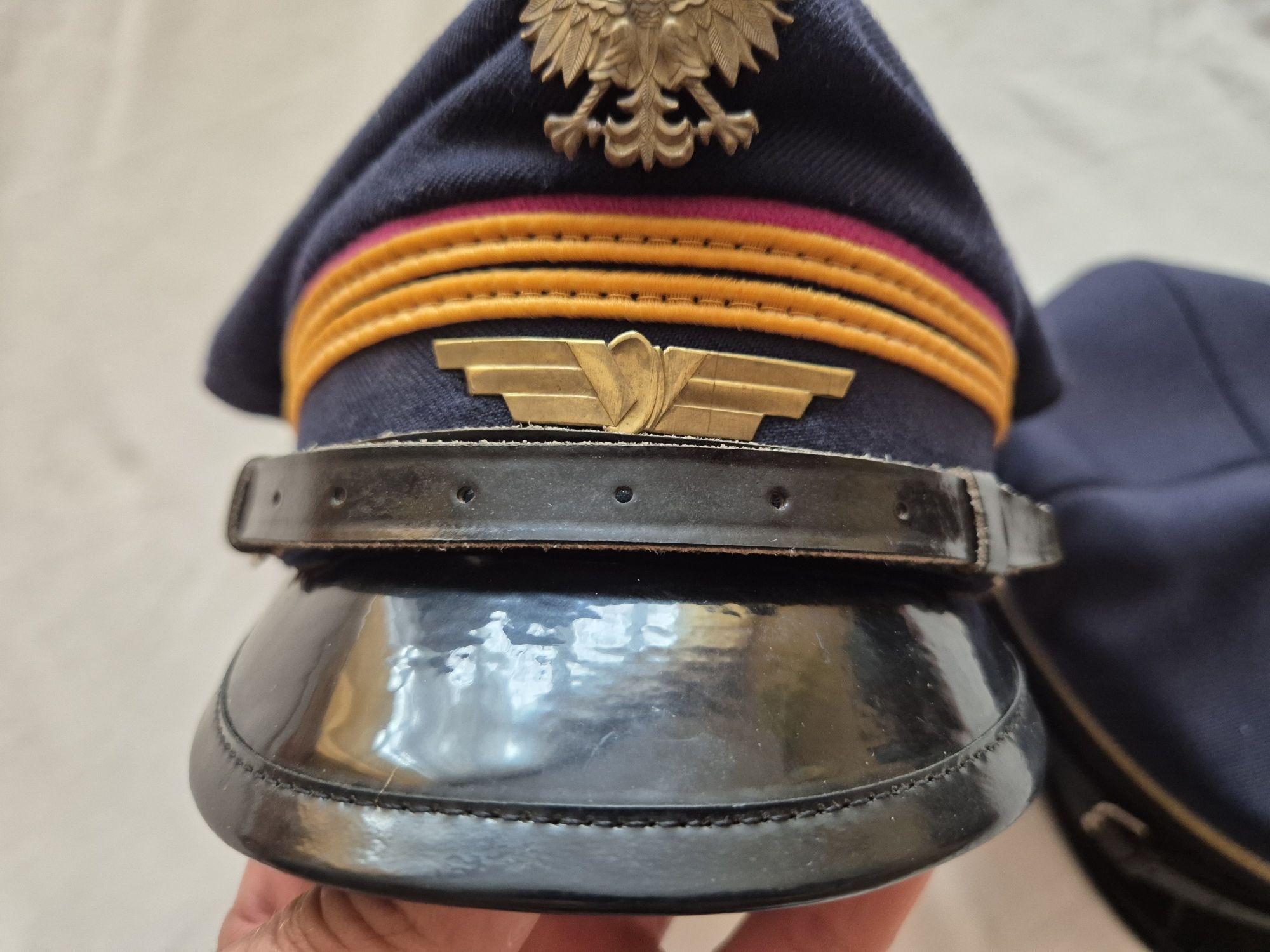 Dwie nowe czapki maszynisty PKP