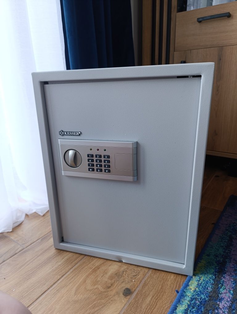 Sejf elektroniczny marki KESSER do naprawy