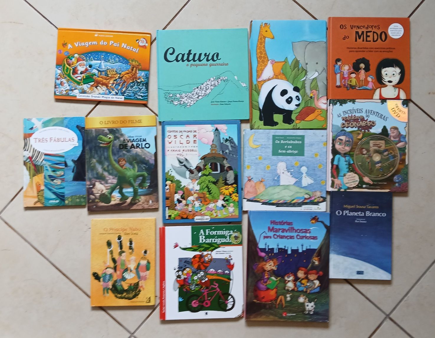 Livros juvenis e infantis como novos