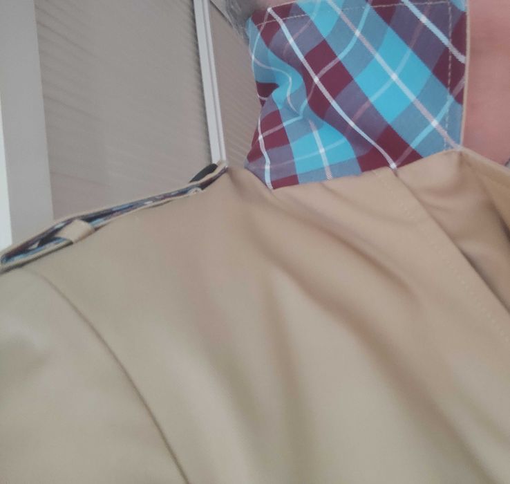 Gabardina bege  com forro e gola em xadrez azul