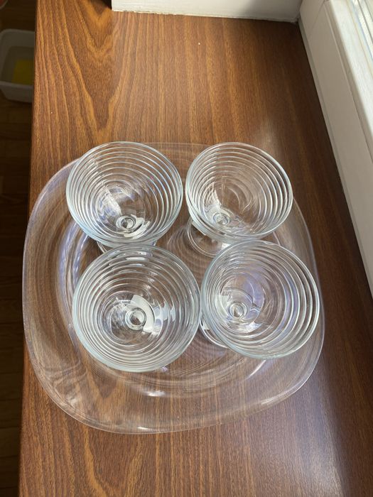 Блюдо и вазочки для мороженного цена за все 400 грн