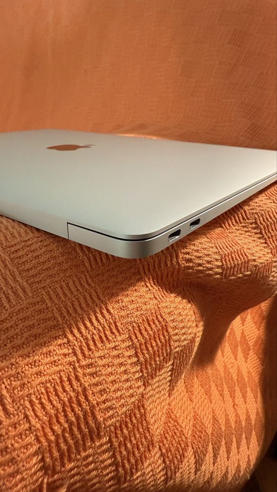 Продам Macbook Air 2019 A1932 8/128