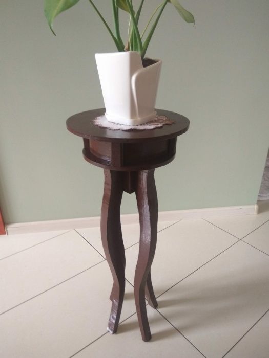 Stolik drewniany ozdobny pod lampkę lub kwiatek