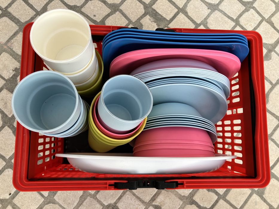 Cesto e loiça campismo, bidon 20l e trolley p/ sanita quimica.